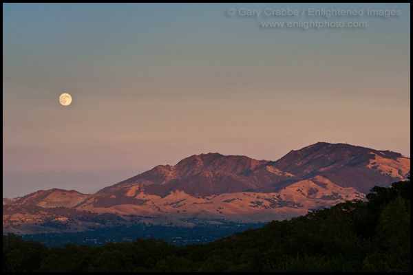 Picture: Full moon rising over Mount Diablo at sunset, from Pleasant Hill, California