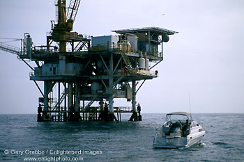 Photo: Offshore oilr rig platform near the Channel Islands, Southern California Coast