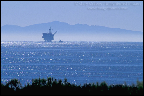 Photo: Offshore oil drilling rig in Santa Barbara Channel, Pacific Ocean, California