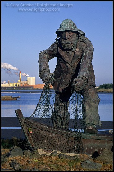Photo: Statue of a fisherman at the Eureka Harbor, Humboldt County, CALIFORNIA
