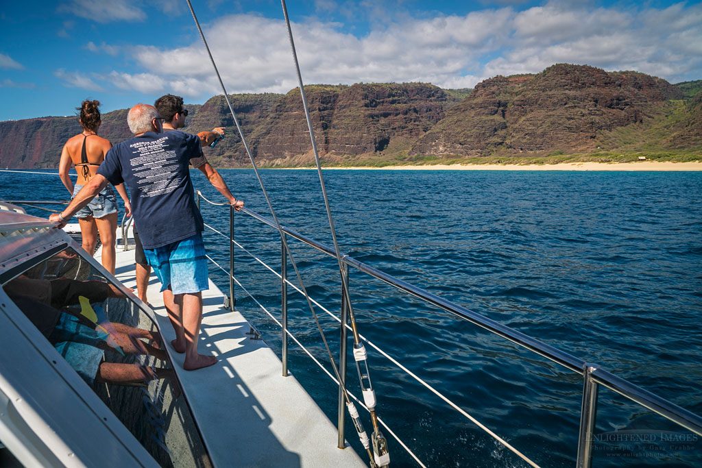 Photo: Tourists on boat offshore of Polihale State Park, along the Na Pali Coast, Kauai, Hawaii