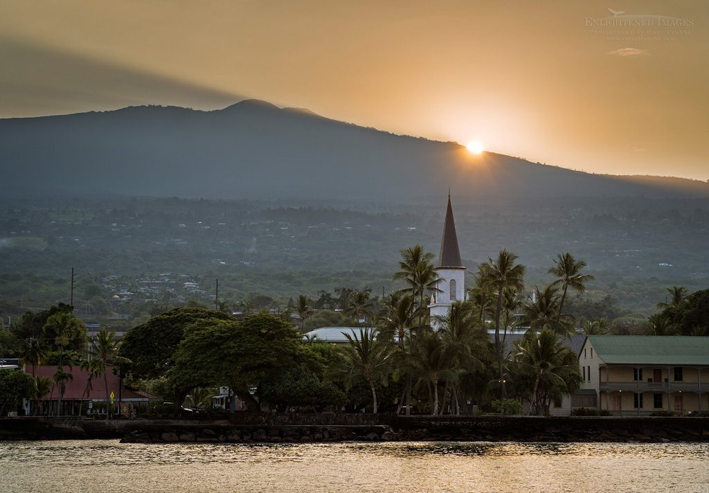 Photo: Sunrise over old town and waterfront at Kailua-Kona, The Big Island of Hawai'i, Hawaii