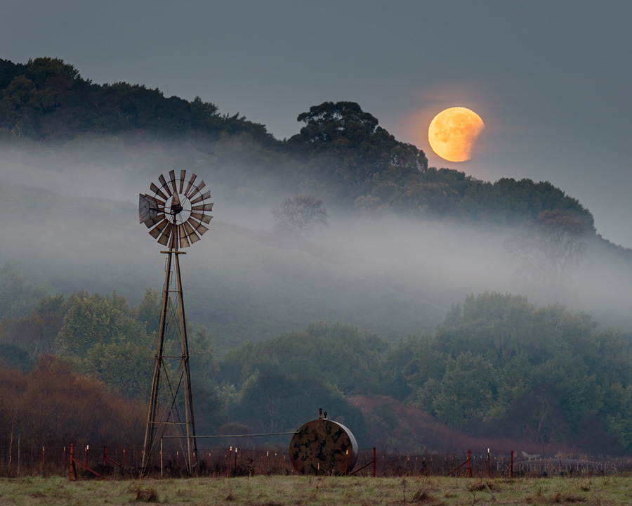 Photo: Super Blue Blood Moon Lunar Eclipse sets next to windmill while coming out of totality in a rare 150-year convergence, Contra Costa County, California