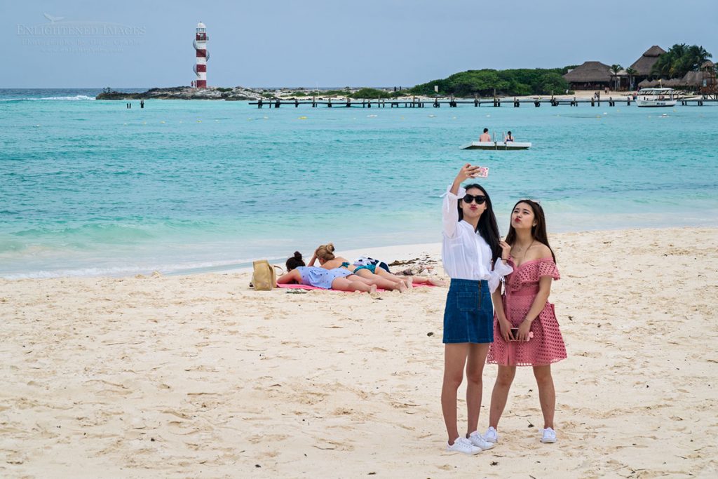 Photo: Young Asian women tourists taking a selfiie on the beach at Cancun, Yucatan Peninsula, Quintana Roo, Mexico