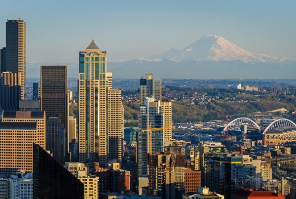 Photo picture of Seattle city skyline with Mount Rainier in distance, Washington
