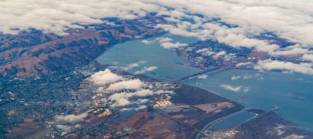 Photo picture pf Aerial over the Carquinez Straight and Martinez after departing SFO, California